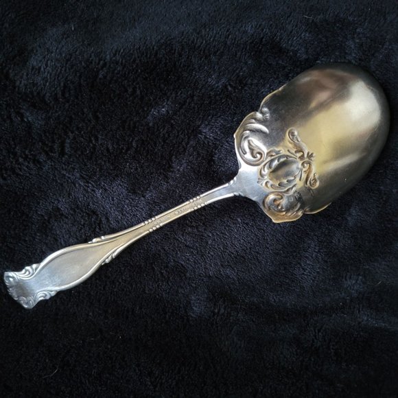 Antique Wm A Rogers A1 Silverplated Berry Spoon - Warwick Pattern, Monogrammed - Picture 2 of 5